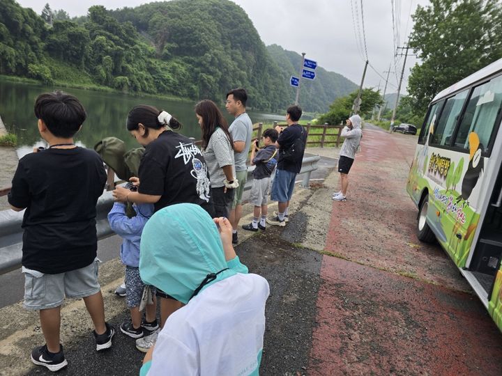 [울산=뉴시스] 울산시는 가을 철새와 울산의 지질, 역사 문화유적지를 함께 살펴보는 탐조여행 프로그램 '울산철새여행버스가 9월2일부터 10월31일까지 운행한다고 26일 밝혔다. (사진= 울산시 제공) 2026.08.26.photo@newsis.com *재판매 및 DB 금지