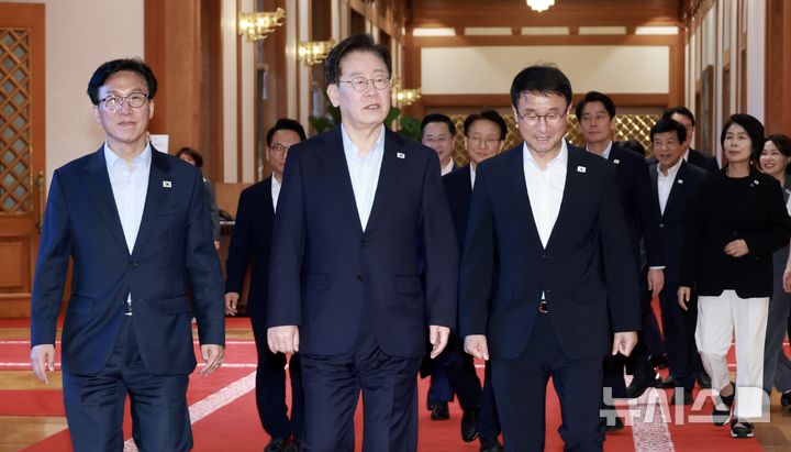 [서울=뉴시스] 조성봉 기자 = 이재명 대통령이 25일 청와대에서 열린 더불어민주당 신임 지도부 만찬 간담회에 입장하고 있다. 왼쪽부터 김민석 대표, 이 대통령, 한병도 원내대표. 2026.08.25. suncho21@newsis.com