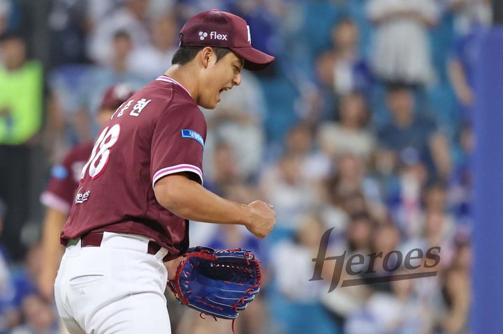 [서울=뉴시스] 프로야구 키움 히어로즈 박준현이 17일 대구 삼성라이온즈파크에서 열린 2026 신한 쏠 KBO리그 삼성 라이온즈와의 경기에 선발 등판해 아웃카운트를 잡은 뒤 포효하고 있다. (사진=키움 히어로즈 제공) 2026.06.17. *재판매 및 DB 금지
