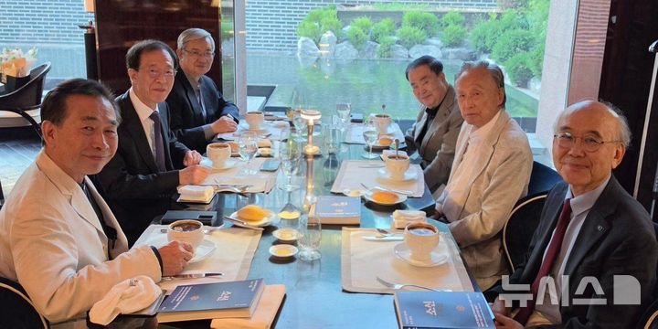 [서울=뉴시스] 이석연 대통령 직속 국민통합위원장이 25일 권노갑 김대중재단 이사장, 문희상 전 국회의장, 김성재 김대중평화센터 이사장, 백학순 김대중학술원장, 고도원 아침편지문화재단 이사장 등과 만찬을 함께하며 국민 통합 방안을 논의했다. (사진=이석연 위원장 페이스북) 2026.08.25