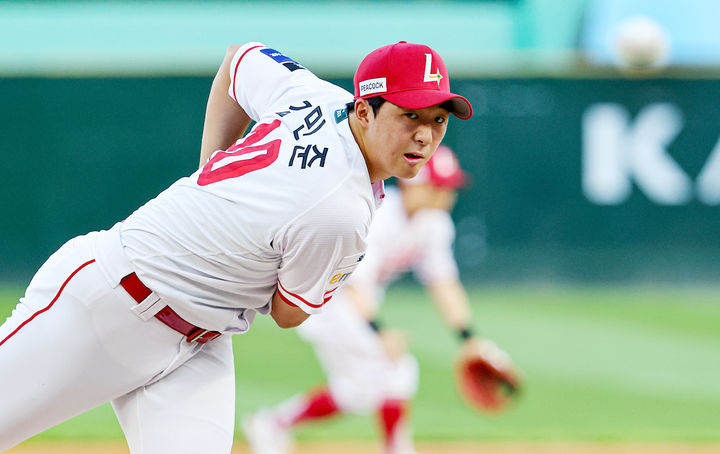 [서울=뉴시스] 프로야구 SSG 랜더스 김민준이 25일 인천 SSG랜더스필드에서 열린 2026 신한 쏠 KBO리그 한화 이글스전에 선발 등판해 공을 던지고 있다. (사진=SSG 랜더스 제공) 2026.08.25.
