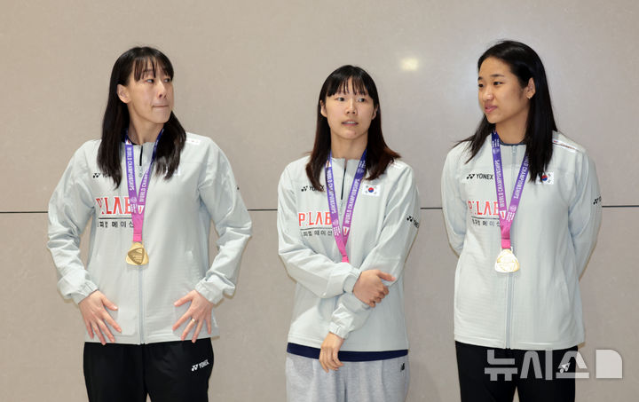 [인천공항=뉴시스] 전진환 기자 = 인도 뉴델리에서 열린 세계배드민턴연맹(BWF) 세계선수권대회 여자 단식에서 금메달을 차지한 안세영(오른쪽부터), 여자 복식 금메달 백하나, 이소희가 25일 오전 인천공항을 통해 귀국해 자리하고 있다. 2026.08.25. amin2@newsis.com