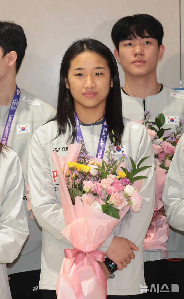 [인천공항=뉴시스] 전진환 기자 = 인도 뉴델리에서 열린 세계배드민턴연맹(BWF) 세계선수권대회 여자 단식에서 금메달을 차지한 안세영이 25일 오전 인천공항을 통해 귀국해 꽃다발을 들고 있다. 2026.08.25. amin2@newsis.com