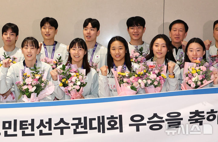 [인천공항=뉴시스] 전진환 기자 = 인도 뉴델리에서 열린 세계배드민턴연맹(BWF) 세계선수권대회를 마치고 귀국한 안세영 등 한국 대표팀 선수들이 25일 오전 인천공항에서 기념촬영을 하고 있다. 2026.08.25. amin2@newsis.com
