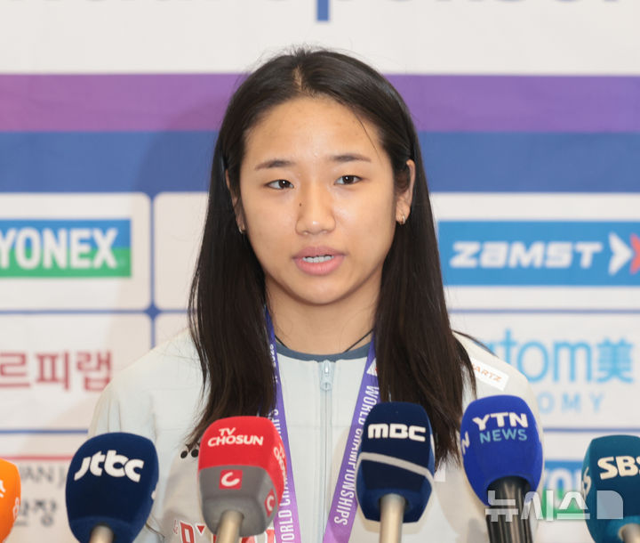 [인천공항=뉴시스] 전진환 기자 = 인도 뉴델리에서 열린 세계배드민턴연맹(BWF) 세계선수권대회 여자 단식에서 금메달을 차지한 안세영이 25일 오전 인천공항을 통해 귀국해 인터뷰를 하고 있다. 2026.08.25. amin2@newsis.com