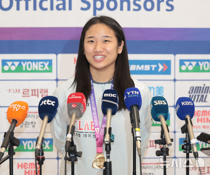 [인천공항=뉴시스] 전진환 기자 = 인도 뉴델리에서 열린 세계배드민턴연맹(BWF) 세계선수권대회 여자 단식에서 금메달을 차지한 안세영이 25일 오전 인천공항을 통해 귀국해 인터뷰를 하고 있다. 2026.08.25. amin2@newsis.com