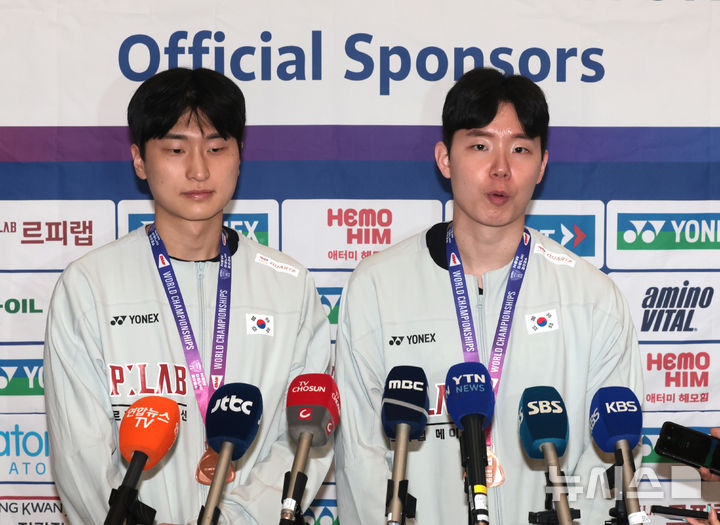 [인천공항=뉴시스] 전진환 기자 = 인도 뉴델리에서 열린 세계배드민턴연맹(BWF) 세계선수권대회 남자 복식에서 동메달을 차지한 서승재(오른쪽), 김원호가 25일 오전 인천공항을 통해 귀국해 인터뷰를 하고 있다. 2026.08.25. amin2@newsis.com