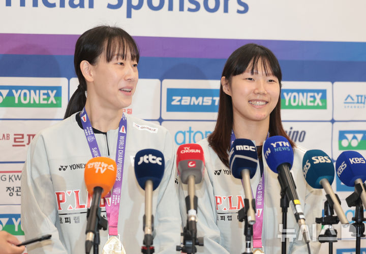 [인천공항=뉴시스] 전진환 기자 = 인도 뉴델리에서 열린 세계배드민턴연맹(BWF) 세계선수권대회 여자 복식 금메달을 차지한 백하나(오른쪽), 이소희가 25일 오전 인천공항을 통해 귀국해 밝은 표정으로 인터뷰를 하고 있다. 2026.08.25. amin2@newsis.com
