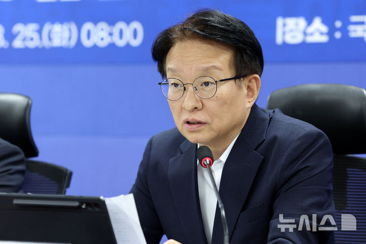 [서울=뉴시스] 고범준 기자 = 권칠승 더불어민주당 정책위의장이 25일 서울 여의도 국회 의원회관에서 열린 더불어민주당 2027년 예산안 당정협의에서 발언하고 있다. 2026.08.25. bjko@newsis.com