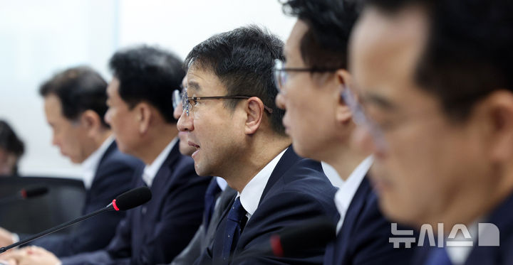 [서울=뉴시스] 고범준 기자 = 한병도 더불어민주당 원내대표가 25일 서울 여의도 국회 의원회관에서 열린 더불어민주당 2027년 예산안 당정협의에서 발언하고 있다. 2026.08.25. bjko@newsis.com
