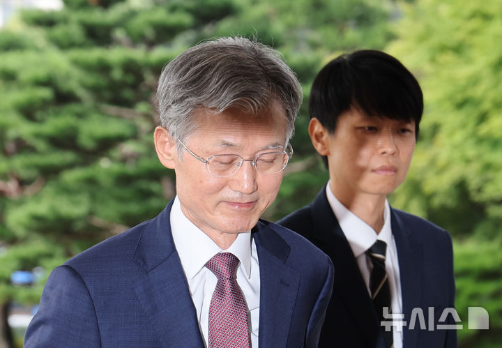 [서울=뉴시스] 박주성 기자 = 조희대 대법원장이 25일 오전 서울 서초구 대법원으로 출근하고 있다. 2026.08.25. park7691@newsis.com