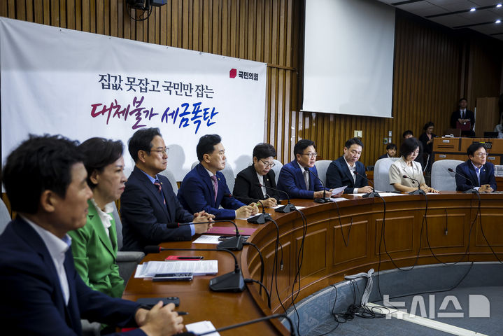 [서울=뉴시스] 정병혁 기자 = 정점식 국민의힘 원내대표가 25일 서울 여의도 국회에서 열린 원내대책회의에서 발언하고 있다. 2026.08.25. jhope@newsis.com