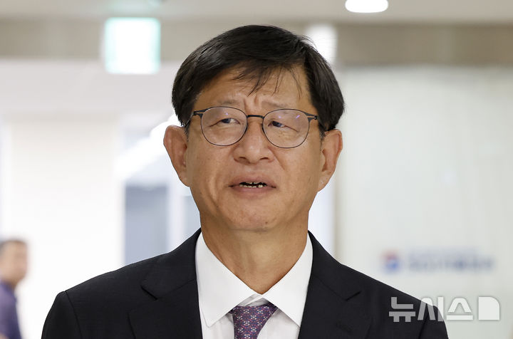 [서울=뉴시스] 김혜진 기자 = 최길수 특별감찰관 후보자가 25일 서울 종로구 특별감찰관 청문회 준비 사무실로 출근하고 있다. 2026.08.25. jini@newsis.com