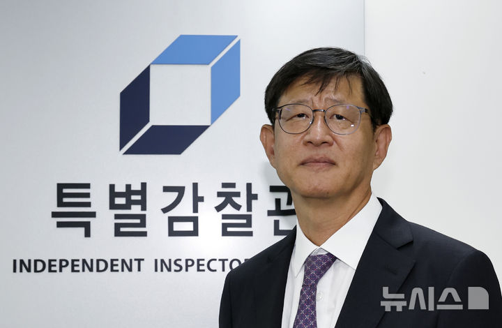 [서울=뉴시스] 김혜진 기자 = 최길수 특별감찰관 후보자가 25일 서울 종로구 특별감찰관 청문회 준비 사무실로 출근하고 있다. 2026.08.25. jini@newsis.com