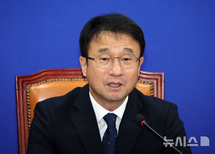 [서울=뉴시스] 최진석 기자 = 한병도 더불어민주당 원내대표가 지난 25일 여의도 국회에서 열린 원내대책회의에서 발언하고 있다. 2026.08.25. myjs@newsis.com