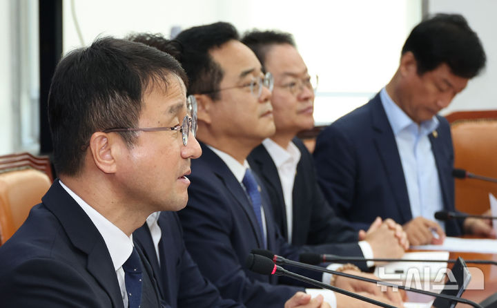 [서울=뉴시스] 최진석 기자 = 한병도(왼쪽) 더불어민주당 원내대표가 25일 여의도 국회에서 열린 원내대책회의에서 발언하고 있다. 2026.08.25. myjs@newsis.com