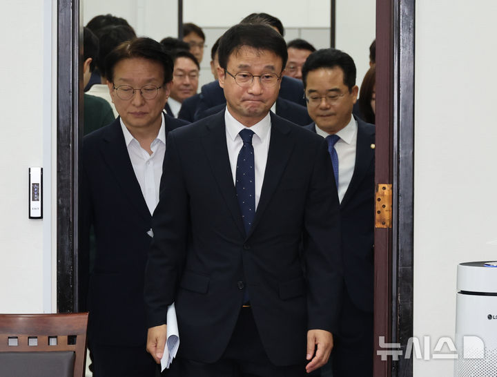 [서울=뉴시스] 최진석 기자 = 한병도 더불어민주당 원내대표가 25일 여의도 국회에서 열린 원내대책회의에 입장하고 있다. 2026.08.25. myjs@newsis.com