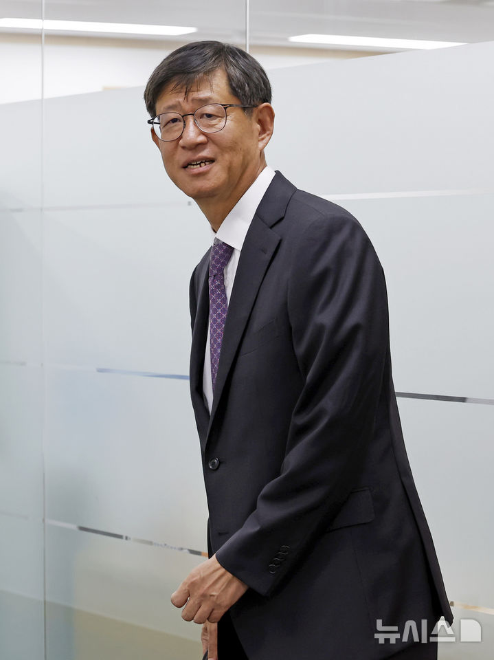 [서울=뉴시스] 김혜진 기자 = 최길수 특별감찰관 후보자가 25일 서울 종로구 특별감찰관 청문회 준비 사무실로 출근하고 있다. 2026.08.25. jini@newsis.com