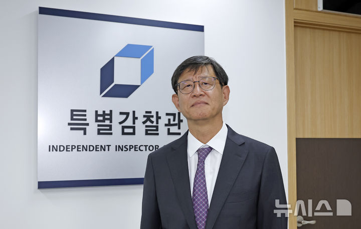 [서울=뉴시스] 김혜진 기자 = 최길수 특별감찰관 후보자가 25일 서울 종로구 특별감찰관 청문회 준비 사무실로 출근하고 있다. 2026.08.25. jini@newsis.com