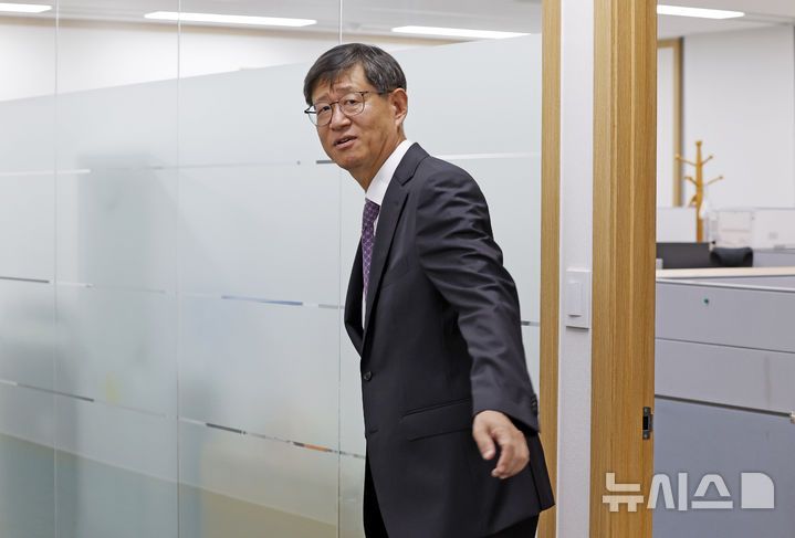 [서울=뉴시스] 김혜진 기자 = 최길수 특별감찰관 후보자가 25일 서울 종로구 특별감찰관 청문회 준비 사무실로 출근하고 있다. 2026.08.25. jini@newsis.com