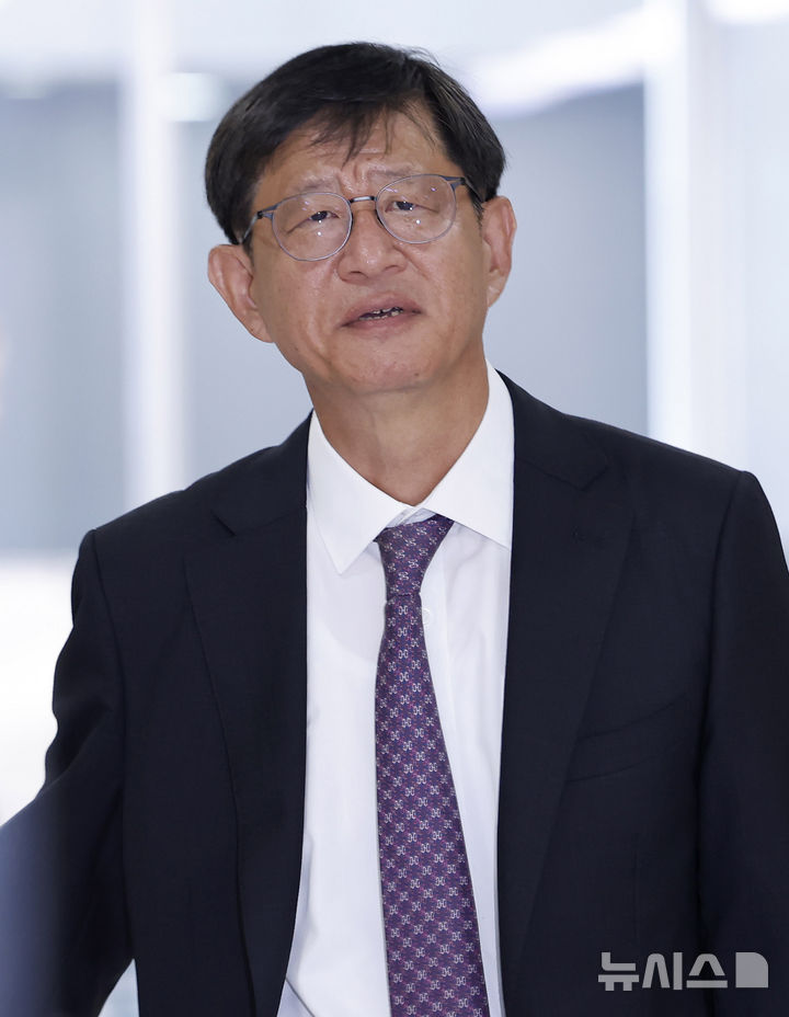 [서울=뉴시스] 김혜진 기자 = 최길수 특별감찰관 후보자가 25일 서울 종로구 특별감찰관 청문회 준비 사무실로 출근하고 있다. 2026.08.25. jini@newsis.com