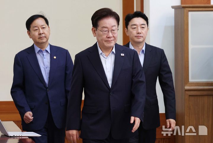 [서울=뉴시스] 김진아 기자 = 이재명 대통령이 25일 청와대에서 열린 제37회 국무회의에 입장하고 있다. 2026.08.25. bluesoda@newsis.com