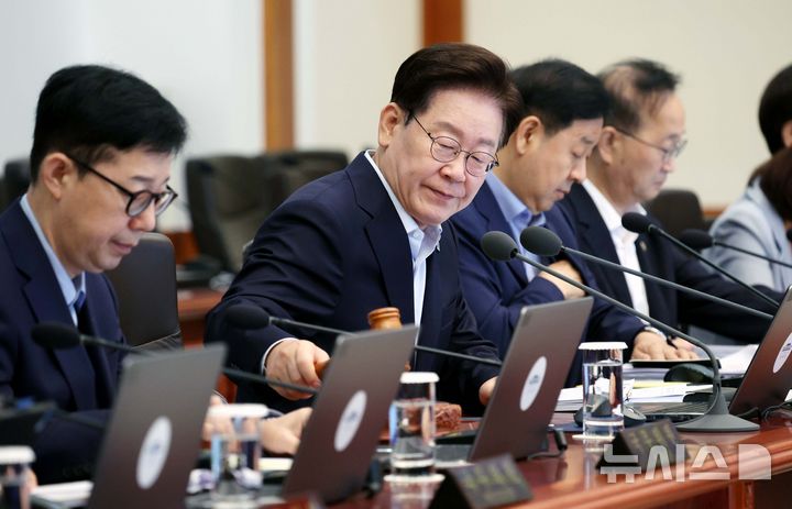 [서울=뉴시스] 김진아 기자 = 이재명 대통령이 25일 청와대에서 열린 제37회 국무회의에서 개회를 선언하고 있다. 2026.08.25. bluesoda@newsis.com