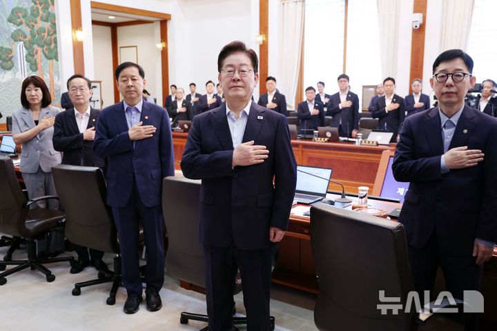 [서울=뉴시스] 김진아 기자 = 이재명 대통령이 25일 청와대에서 열린 제37회 국무회의에서 국민의례를 하고 있다. 2026.08.25. bluesoda@newsis.com