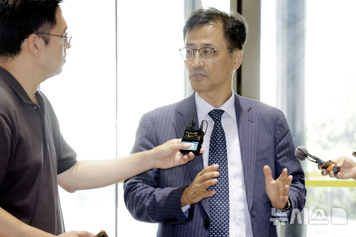 [서울=뉴시스] 최동준 기자 = 이태한 선거관리위원회 특별검사가 25일 조순열 서울지방변호사회장을 예방하기 위해 서울 서초구 서울지방변호사회관으로 들어서며 취재진 질문에 답변하고 있다. 2026.08.25. photocdj@newsis.com