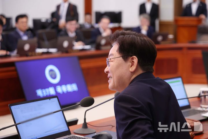 [서울=뉴시스] 김진아 기자 = 이재명 대통령이 25일 청와대에서 열린 제37회 국무회의에서 미소짓고 있다. 2026.08.25. bluesoda@newsis.com