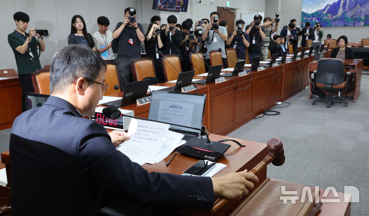 [서울=뉴시스] 최진석 기자 = 한병도 국회운영위원장이 25일 여의도 국회에서 열린 국회운영위원회 전체회의에서 국민의힘 의원들의 불참속 이진숙 국민의힘 의원의 제명 촉구 결의안을 처리되고 있다. 2026.08.25. myjs@newsis.com