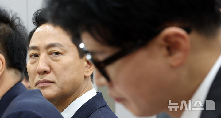 [서울=뉴시스] 고범준 기자 = 오세훈 서울시장이 25일 서울 여의도 국회 의원회관에서 열린 미국의 大전략과 한국의 선택 '제10차 대한민국 미래혁신포럼 세미나'에서 김기현 국민의힘 의원의 발언을 들으며 한동훈 무소속 의원을 바라보고 있다. 2026.08.25. bjko@newsis.com
