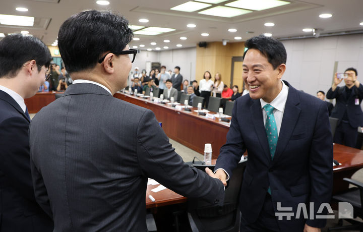 [서울=뉴시스] 고범준 기자 = 오세훈 서울시장과 한동훈 무소속 의원이 25일 서울 여의도 국회 의원회관에서 열린 미국의 大전략과 한국의 선택 '제10차 대한민국 미래혁신포럼 세미나'에서 악수하고 있다. 2026.08.25. bjko@newsis.com