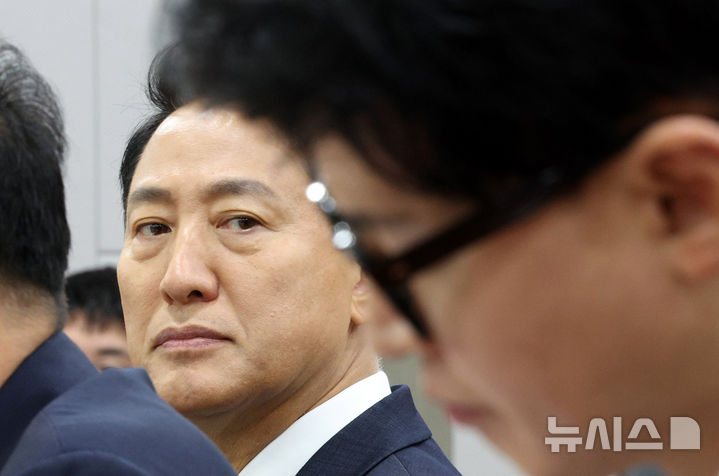 [서울=뉴시스] 고범준 기자 = 오세훈 서울시장이 25일 서울 여의도 국회 의원회관에서 열린 미국의 大전략과 한국의 선택 '제10차 대한민국 미래혁신포럼 세미나'에서 김기현 국민의힘 의원의 발언을 들으며 한동훈 무소속 의원을 바라보고 있다. 2026.08.25. bjko@newsis.com