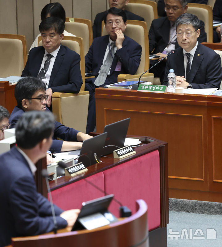 [서울=뉴시스] 김근수 기자 = 노경필 법원행정처장이 25일 서울 여의도 국회에서 열린 예산결산특별위원회 전체회의에서 질의에 답하고 있다. 2026.08.25. ks@newsis.com