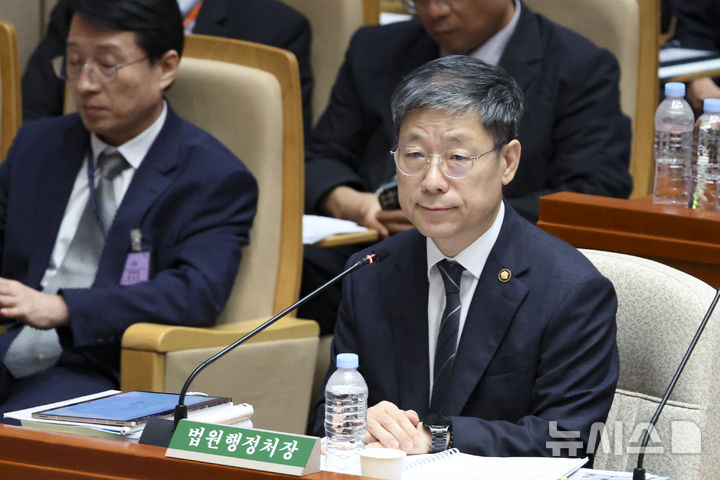 [서울=뉴시스] 김근수 기자 = 노경필 법원행정처장이 25일 서울 여의도 국회에서 열린 예산결산특별위원회 전체회의에서 질의에 답하고 있다. 2026.08.25. ks@newsis.com