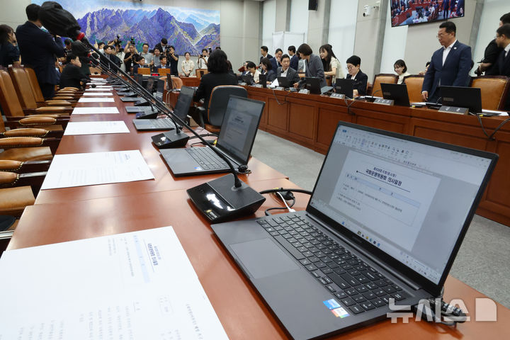 [서울=뉴시스] 최진석 기자 = 25일 여의도 국회에서 열린 국회운영위원회 전체회의에서 국회 운영위 소속 의원들이 국민의힘 의원들의 불참속 이진숙 국민의힘 의원의 제명 촉구 결의안에 관련해 투표를 하고 있다. 2026.08.25. myjs@newsis.com