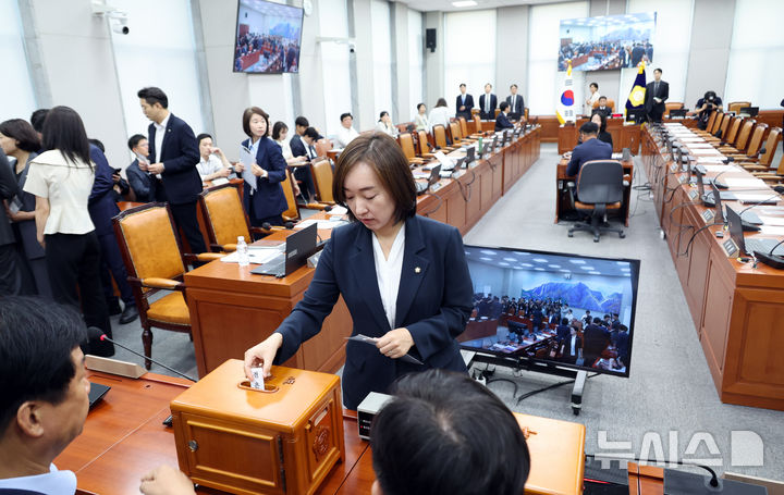 [서울=뉴시스] 최진석 기자 = 25일 여의도 국회에서 열린 국회운영위원회 전체회의에서 전은수 더불어민주당 의원이 이진숙 국민의힘 의원의 제명 촉구 결의안에 관련해 투표를 하고 있다. 2026.08.25. myjs@newsis.com