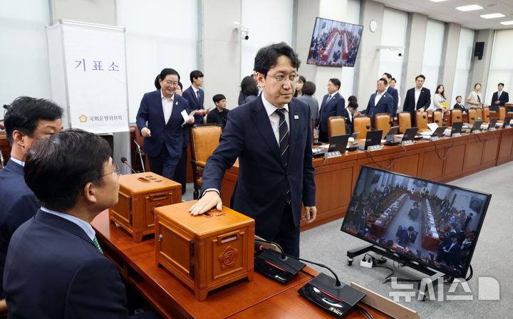 [서울=뉴시스] 최진석 기자 = 25일 여의도 국회에서 열린 국회운영위원회 전체회의에서 운영위 여당 간사인 천준호 더불어민주당 의원이 이진숙 국민의힘 의원의 제명 촉구 결의안에 관련해 투표를 하고 있다. 2026.08.25. myjs@newsis.com