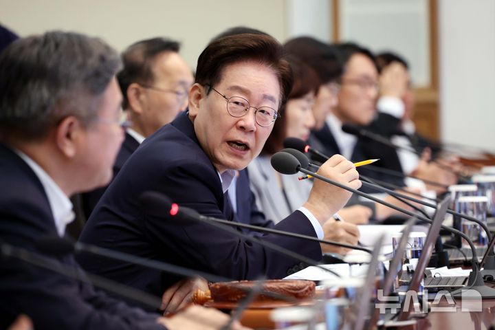 [서울=뉴시스] 김진아 기자 = 이재명 대통령이 25일 청와대에서 열린 제37회 국무회의에서 발언하고 있다. 2026.08.25. bluesoda@newsis.com