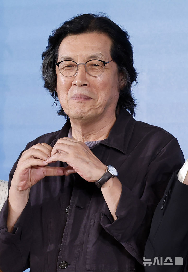 [서울=뉴시스] 김혜진 기자 = 이창동 감독이 25일 오전 서울 마포구 호텔나루에서 열린 넷플릭스 영화 '가능한 사랑' 제작보고회에서 포즈를 취하고 있다. 2026.08.25. jini@newsis.com