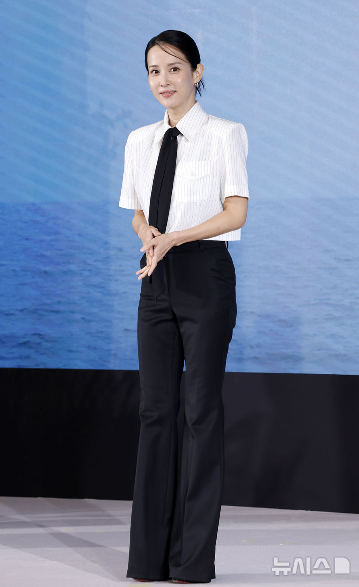 포즈 취하는 조여정