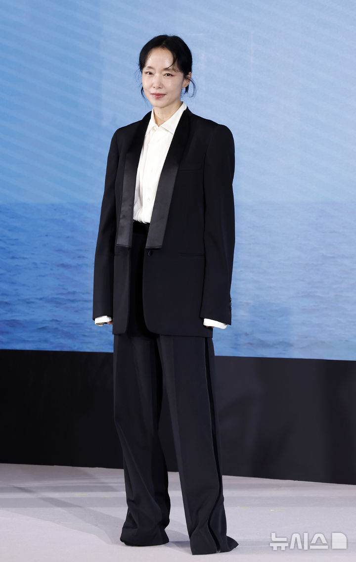 포즈 취하는 전도연