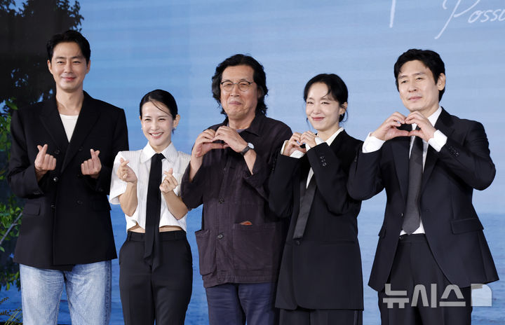 [서울=뉴시스] 김혜진 기자 = 배우 조인성(왼쪽부터), 조여정, 이창동 감독, 전도연, 설경구가 25일 오전 서울 마포구 호텔나루에서 열린 넷플릭스 영화 '가능한 사랑' 제작보고회에서 포즈를 취하고 있다. 2026.08.25. jini@newsis.com