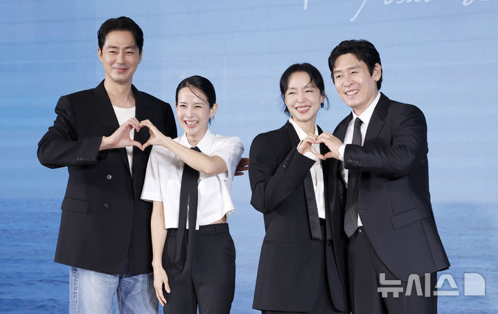 포즈 취하는 가능한 사랑 주역들