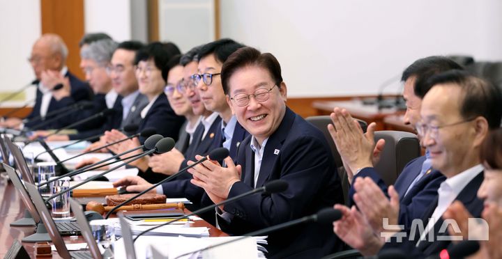 [서울=뉴시스] 김진아 기자 = 이재명 대통령이 25일 청와대에서 열린 제37회 국무회의에서 'KTX·SRT 통합' 관련 박수를 치고 있다. 2026.08.25. bluesoda@newsis.com