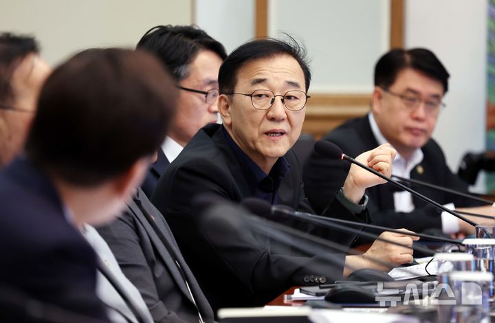[서울=뉴시스] 김진아 기자 = 김윤덕 국토교통부 장관이 25일 청와대에서 열린 제37회 국무회의에서 발언하고 있다. 2026.08.25. bluesoda@newsis.com