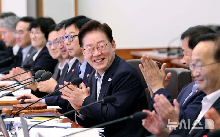 [서울=뉴시스] 김진아 기자 = 이재명 대통령이 25일 청와대에서 열린 제37회 국무회의에서 'KTX·SRT 통합' 관련 박수를 치고 있다. 2026.08.25. bluesoda@newsis.com