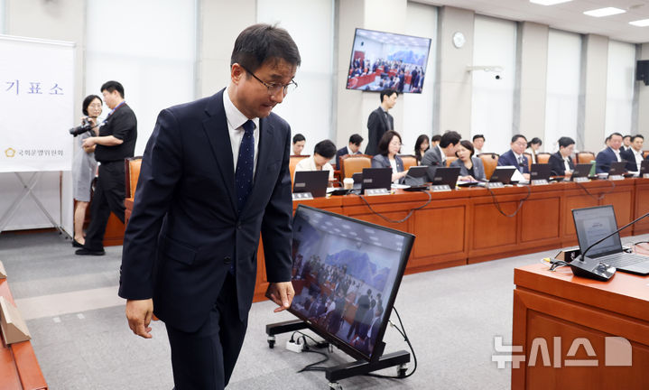 [서울=뉴시스] 최진석 기자 = 한병도 국회운영위원장이 25일 여의도 국회에서 열린 국회운영위원회 전체회의에서 이진숙 국민의힘 의원의 제명 촉구 결의안에 관련해 투표를 마친 뒤 이동하고 있다. 2026.08.25. myjs@newsis.com