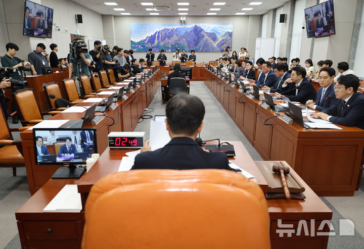 [서울=뉴시스] 최진석 기자 = 한병도 국회운영위원장이 지난 8월25일 여의도 국회에서 국회운영위원회 전체회의를 주재하고 있다. 2026.08.25. myjs@newsis.com